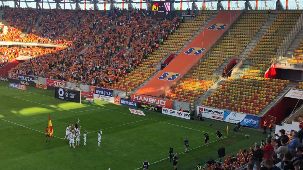 piłkarze Legii Warszawa podchodzą do pustego sektora gości na stadionie Jagiellonii Białystok