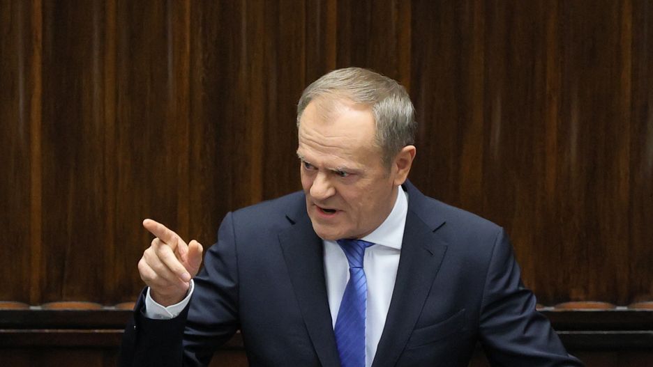 Warszawa, 22.02.2024. Premier Donald Tusk przemawia na sali obrad Sejmu w Warszawie, 22 bm. Sejm zajmuje się wnioskiem o wyrażenie wotum nieufności wobec ministra sprawiedliwości Adama Bodnara. (mr) PAP/Paweł Supernak