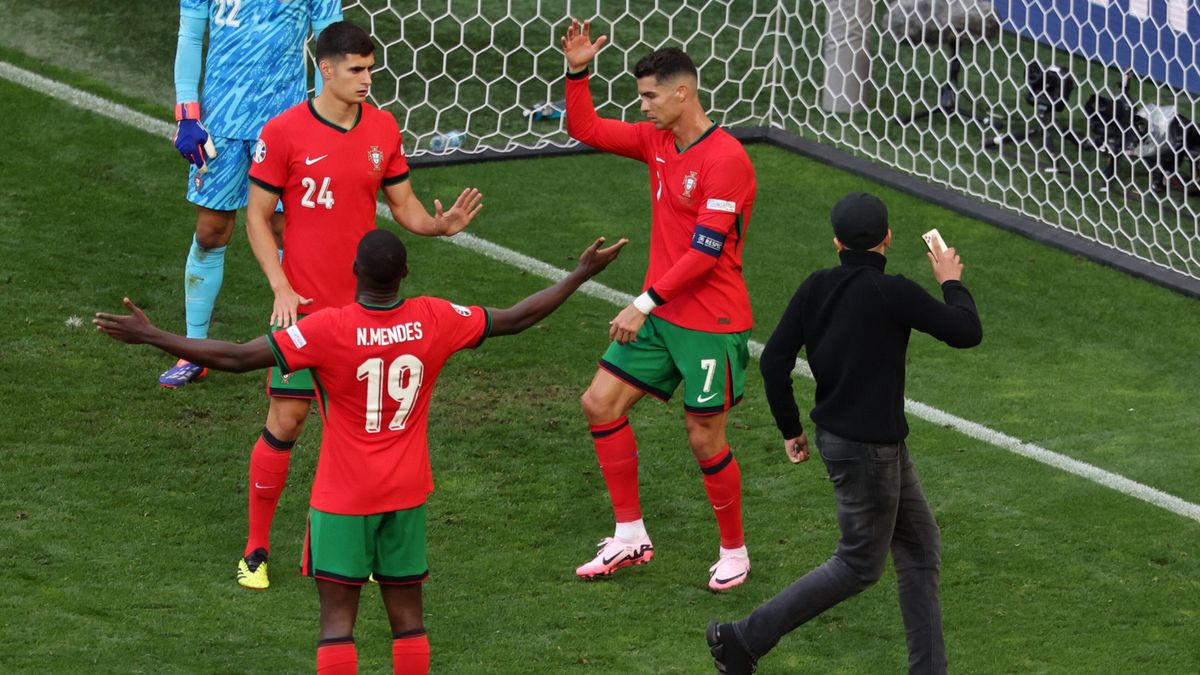 Atak na Cristiano Ronaldo w czasie meczu Portugalii z Turcją