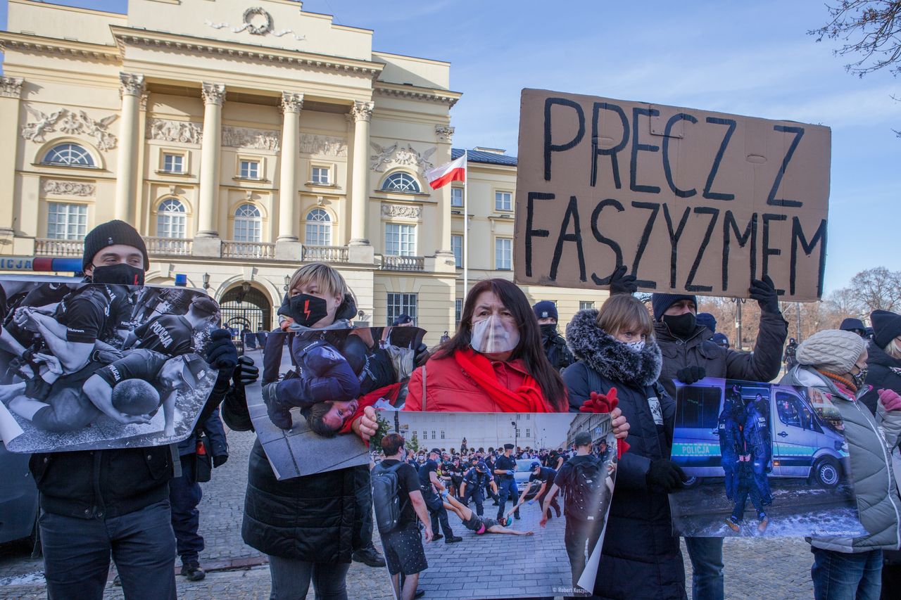 Warszawa. Protest pod Komendą Stołeczną Policji. Sprzeciw wobec brutalizacji