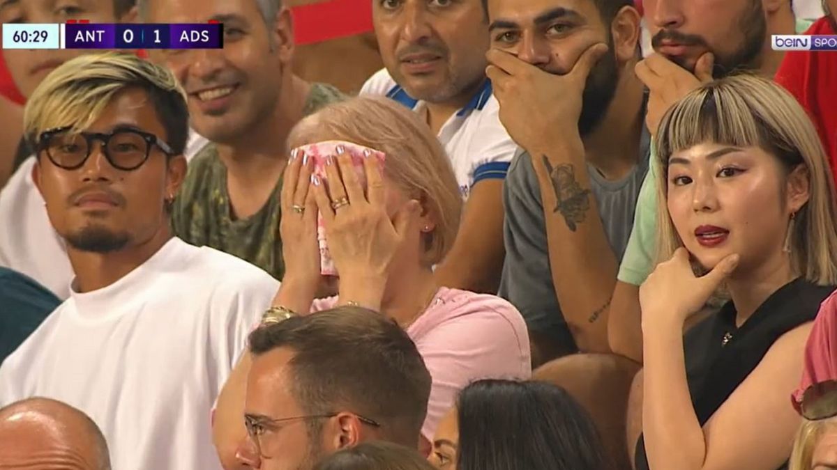  / Reakcja trybun na faul Shoya Nakajimy