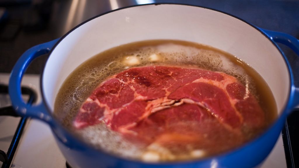 Surowy rostbratel z wołowiny nowozelandzkiej (mięso i tłuszcz)