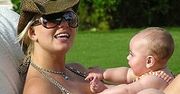 Britney zmienia pieluchę