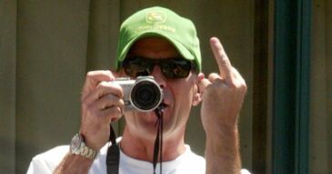 Bruce Willis skopie tyłek każdemu