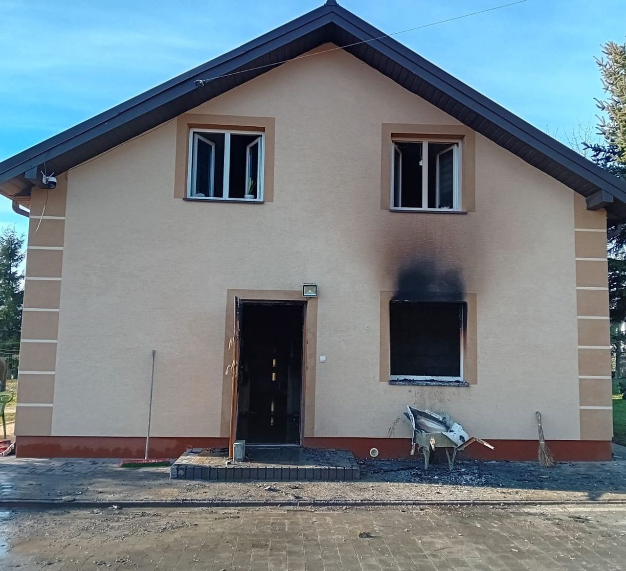 Dzieci uciekły na balkon. W pożarze zginęły zwierzęta