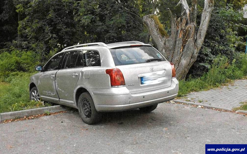 Mając prawie 4 promile wjechał na krawężnik, a potem prosił przechodniów, by pomogli mu wyjechać.