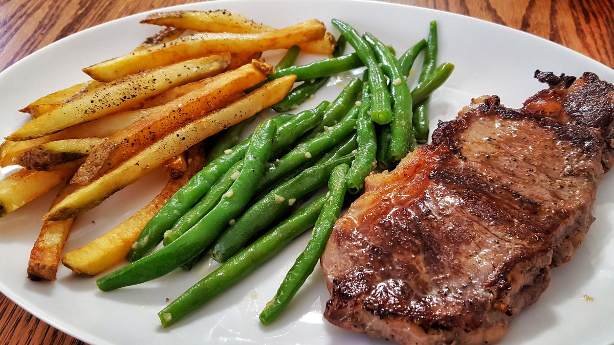 Szybko pieczony antrykot z wołowiny nowozelandzkiej (mięso i tłuszcz)