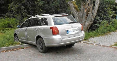 Mając prawie 4 promile wjechał na krawężnik, a potem prosił przechodniów, by pomogli mu wyjechać.