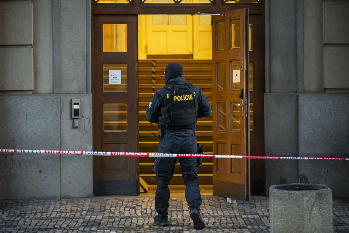 Oficer policji przed budynkiem Uniwersytetu Karola w Pradze