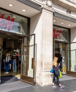 Głosy konsumentów zostały wysłuchane. H&M przeprasza za stereotypowe hasło reklamowe i usuwa je ze sklepów