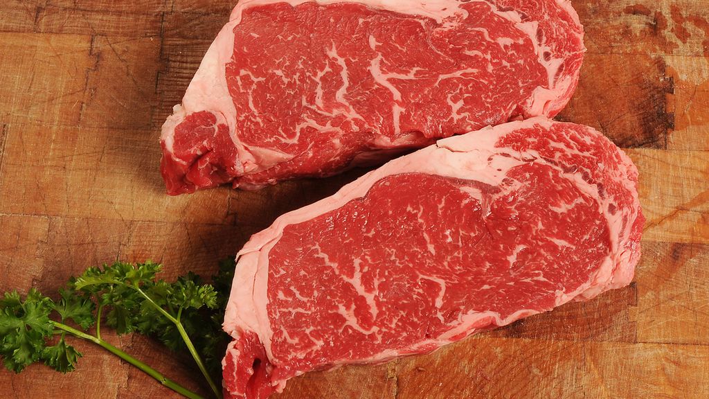 Surowy antrykot z wołowiny nowozelandzkiej (mięso i tłuszcz)