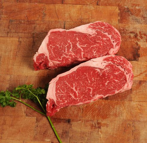 Surowy antrykot z wołowiny nowozelandzkiej (mięso i tłuszcz)