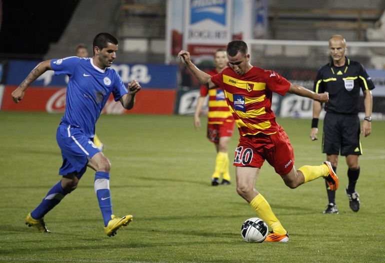 W akcji do piłki Marcin Bukhardt (P) Jagiellonia Białystok i Milan Nikolic (L) Irtysz Pawłodar podczas meczu 1. rundy kwalifikacji Ligi Europejskiej (fot. PAP)