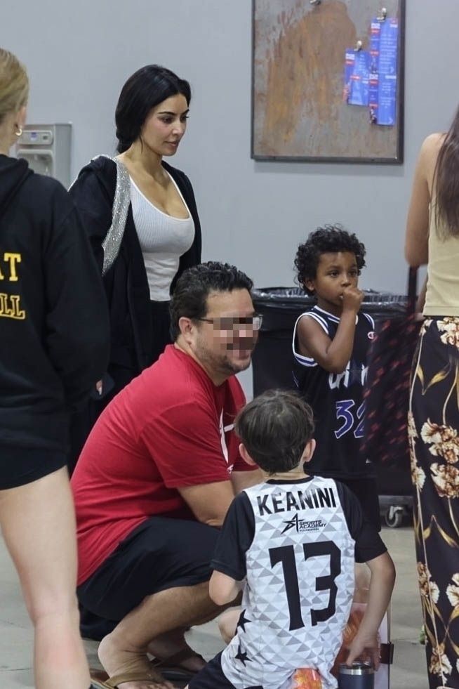 Kim Kardashian pokazała się na mieście bez makijażu