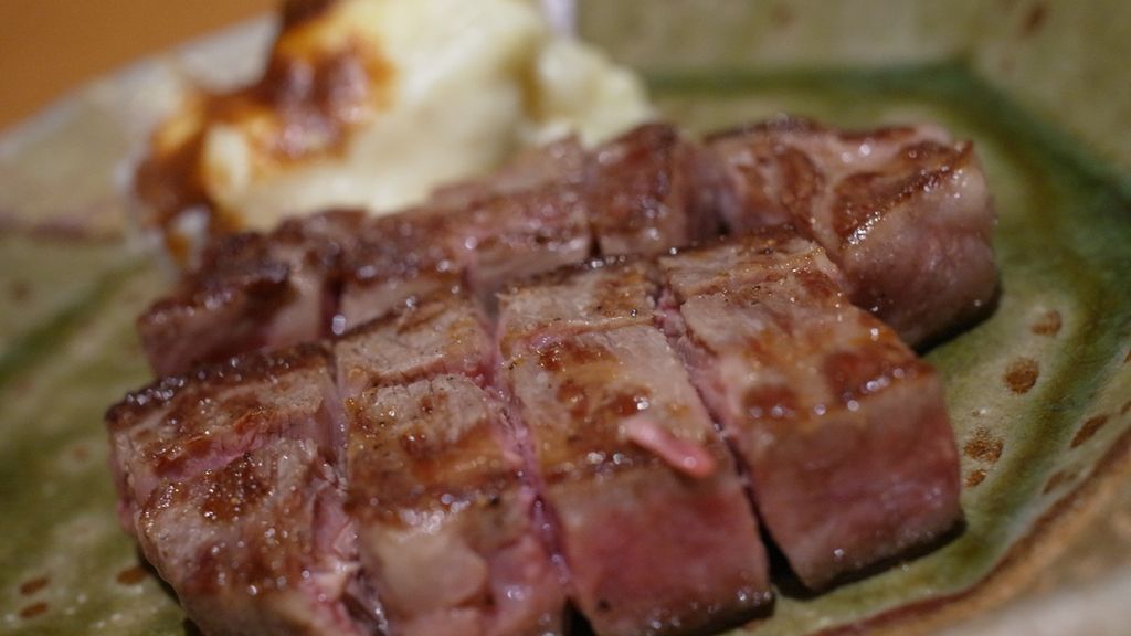 Opiekana polędwica wołowa (steki, samo mięso, III klasa mięsa)