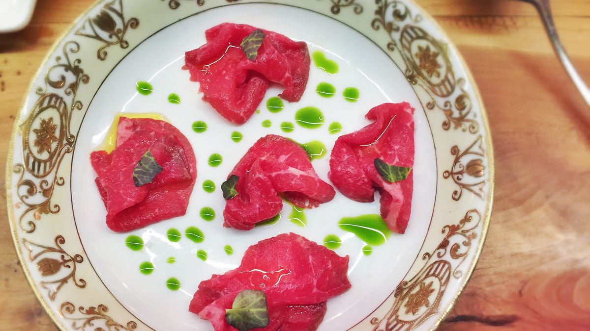 Surowy udziec z wołowiny nowozelandzkiej (mięso i tłuszcz)