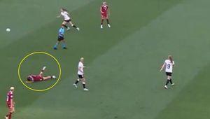 Dostała piłką w twarz. Chwilę później gol. Kuriozum na Euro [WIDEO]