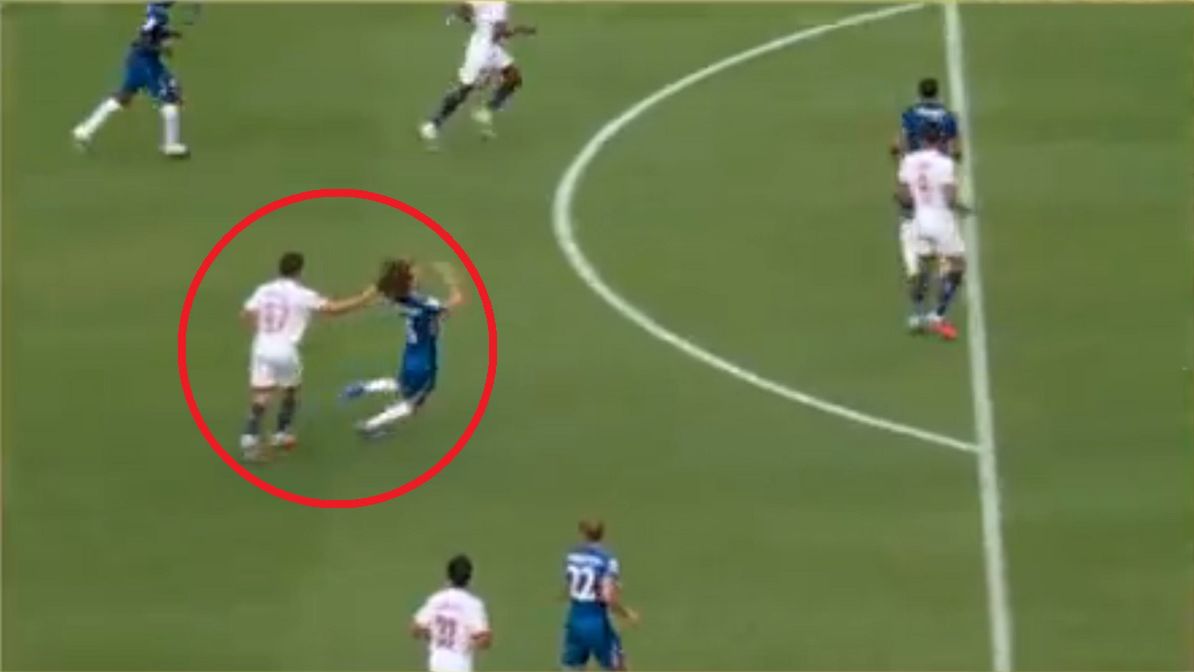 Twitter / Screen / DAZN / Na zdjęciu: Joao Neves w wyniku frustracji pociągnął za włosy Marca Cucurellę