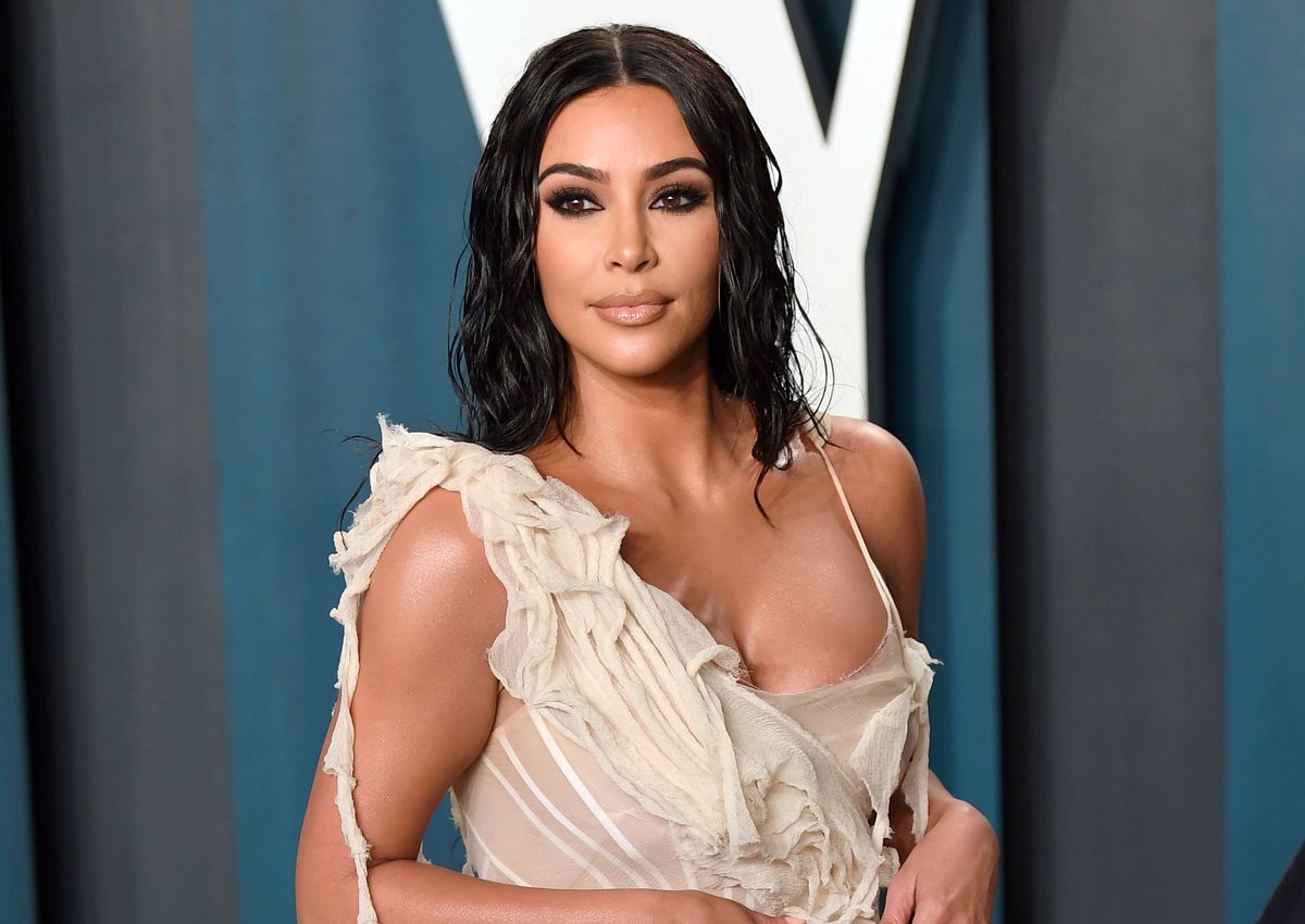 Kim Kardashian nawet w dresie wygląda zjawiskowo. Szczególnie bez bluzki