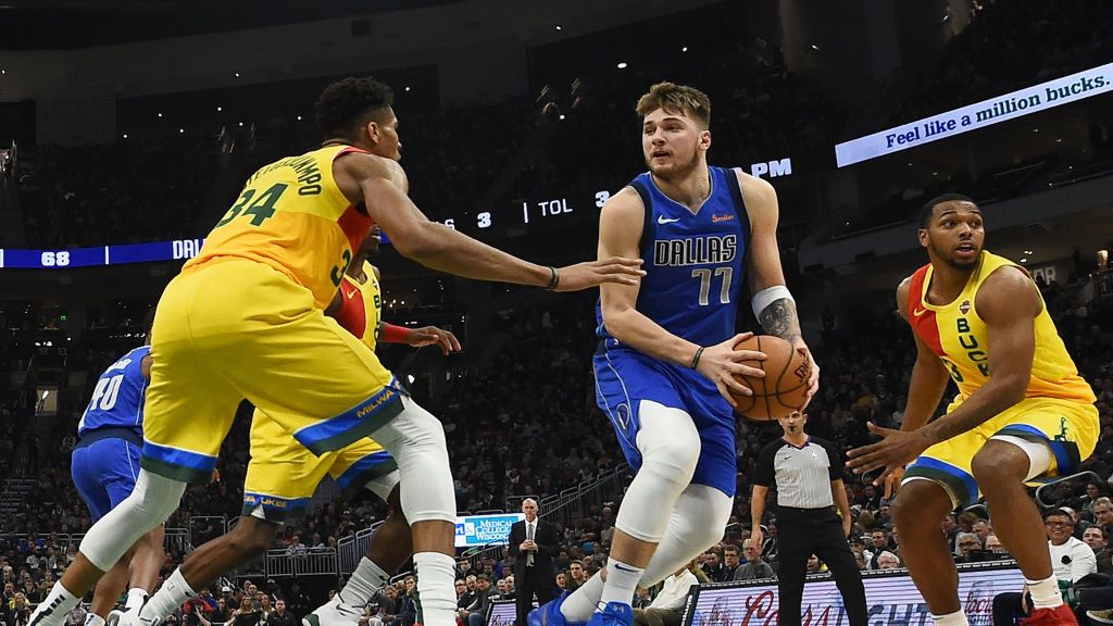 Luka Doncić (z piłką) i Giannis Antetokounmpo (nr 34)