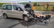 Zderzenie busa przewożącego dzieci z samochodem osobowym. Groźny wypadek na obwodnicy Ćmielowa