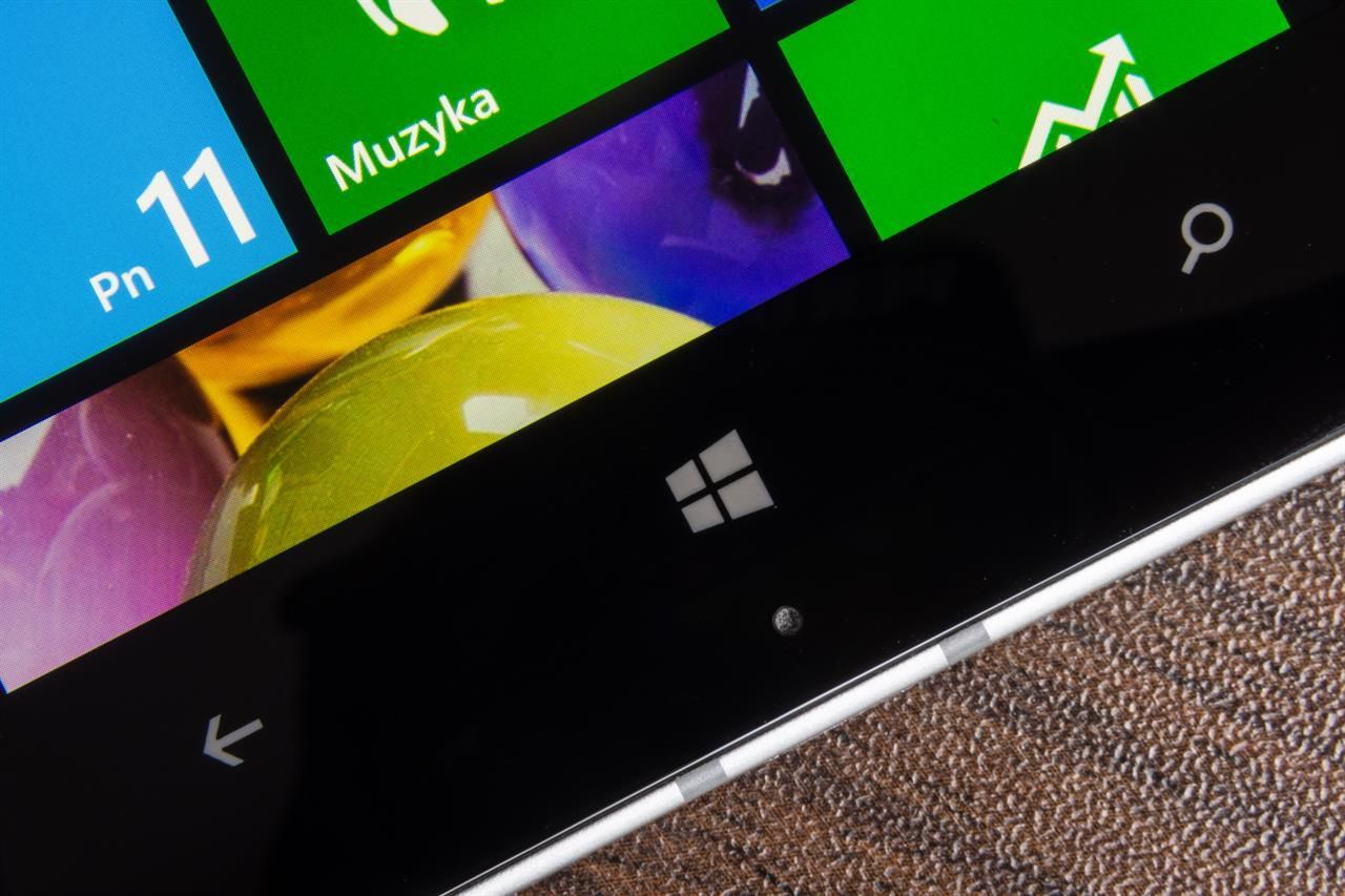 Nudne wakacje dla smartfonów z Windows Phone, Windows 10 jesienią