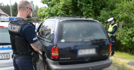 Wpadł podczas kontroli. Wiózł 11 nielegalnych imigrantów