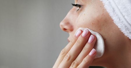 Demakijaż bez wacików. Dwa sposoby bardziej przyjazne dla skóry