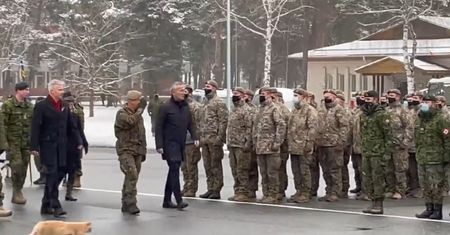 Skradł show szefowi NATO. Ma potężnego opiekuna
