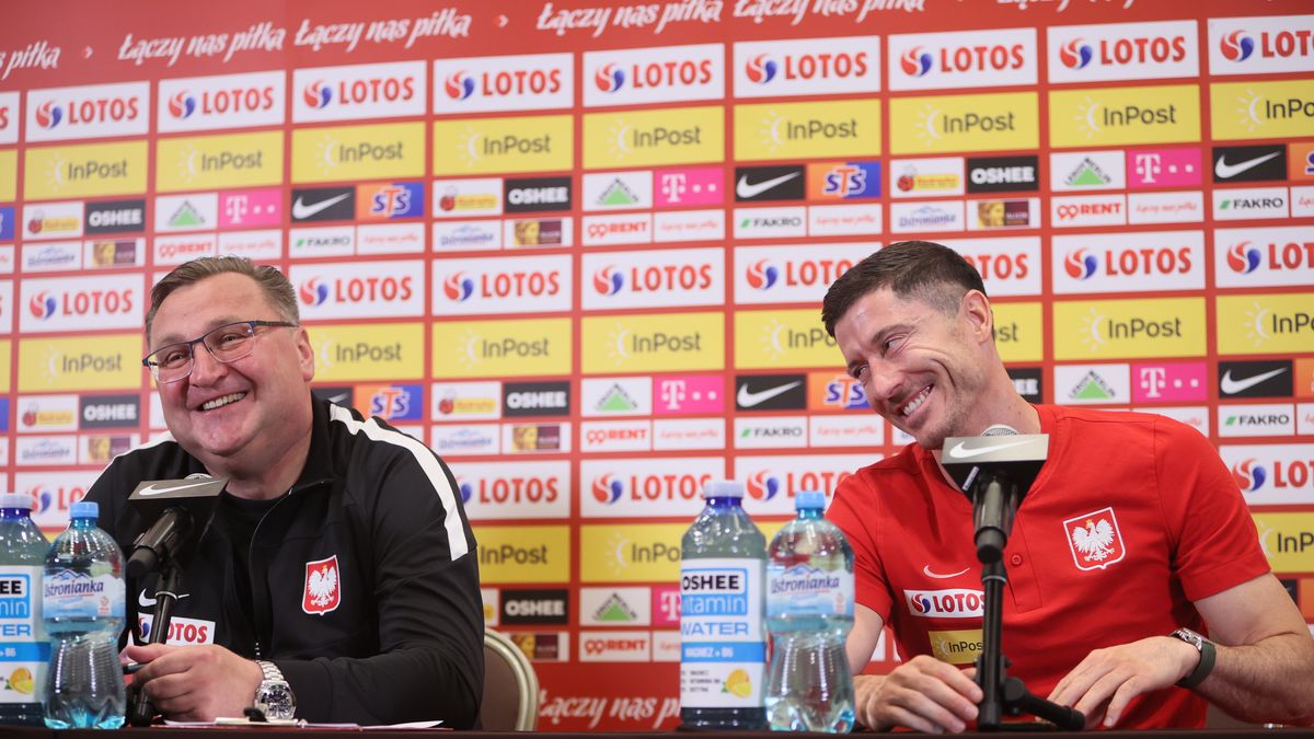 Na zdjęciu trener reprezentacji Polski Czesław Michniewicz i Robert Lewandowski. W tle na ściance reklamowej widać logo m.in. Leroy Merlin