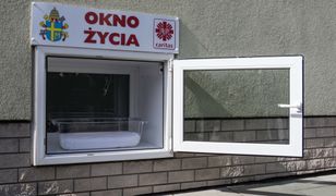 Zostawiła dziecko w oknie życia. Teraz próbuje odzyskać syna