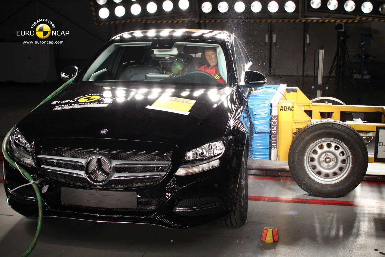 Mercedes-Benz klasy C i Hyundai i10 rozbite przez Euro NCAP
