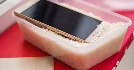 Nie wsadzaj zamoczonego telefonu w ryż – zabezpiecz się zawczasu