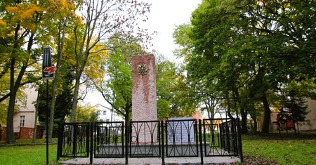 Pomnik Pomordowanych Nauczycieli w Płocku wyremontowany – pamięć i historia w nowej odsłonie