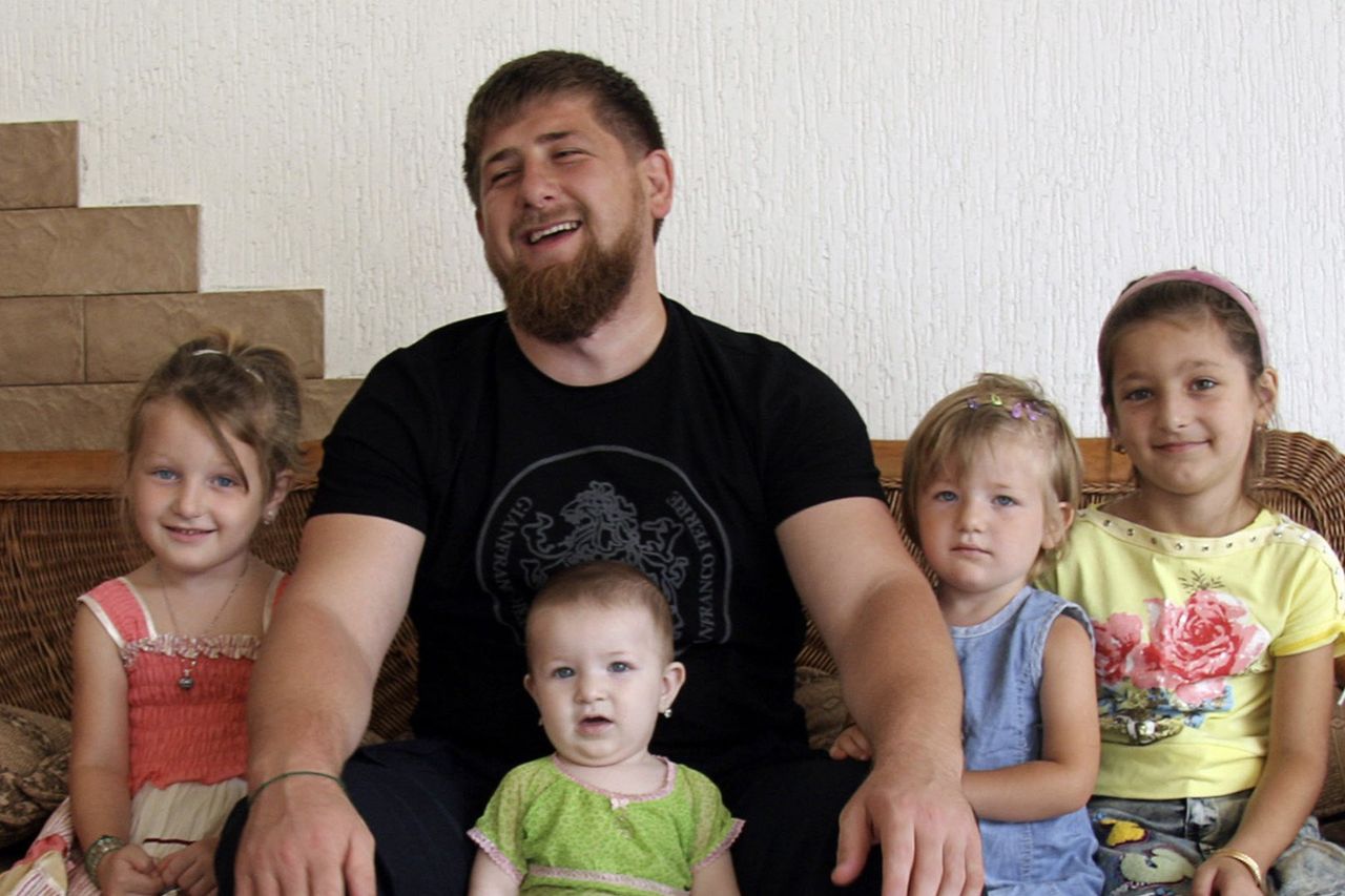 Czym zajmują się potomkowie Kadyrowa? Lider Czeczenii ma 12 dzieci