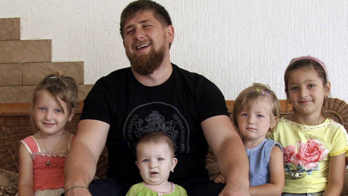 Lider Czeczenii Ramzan Kadyrow ze swoim dziećmi