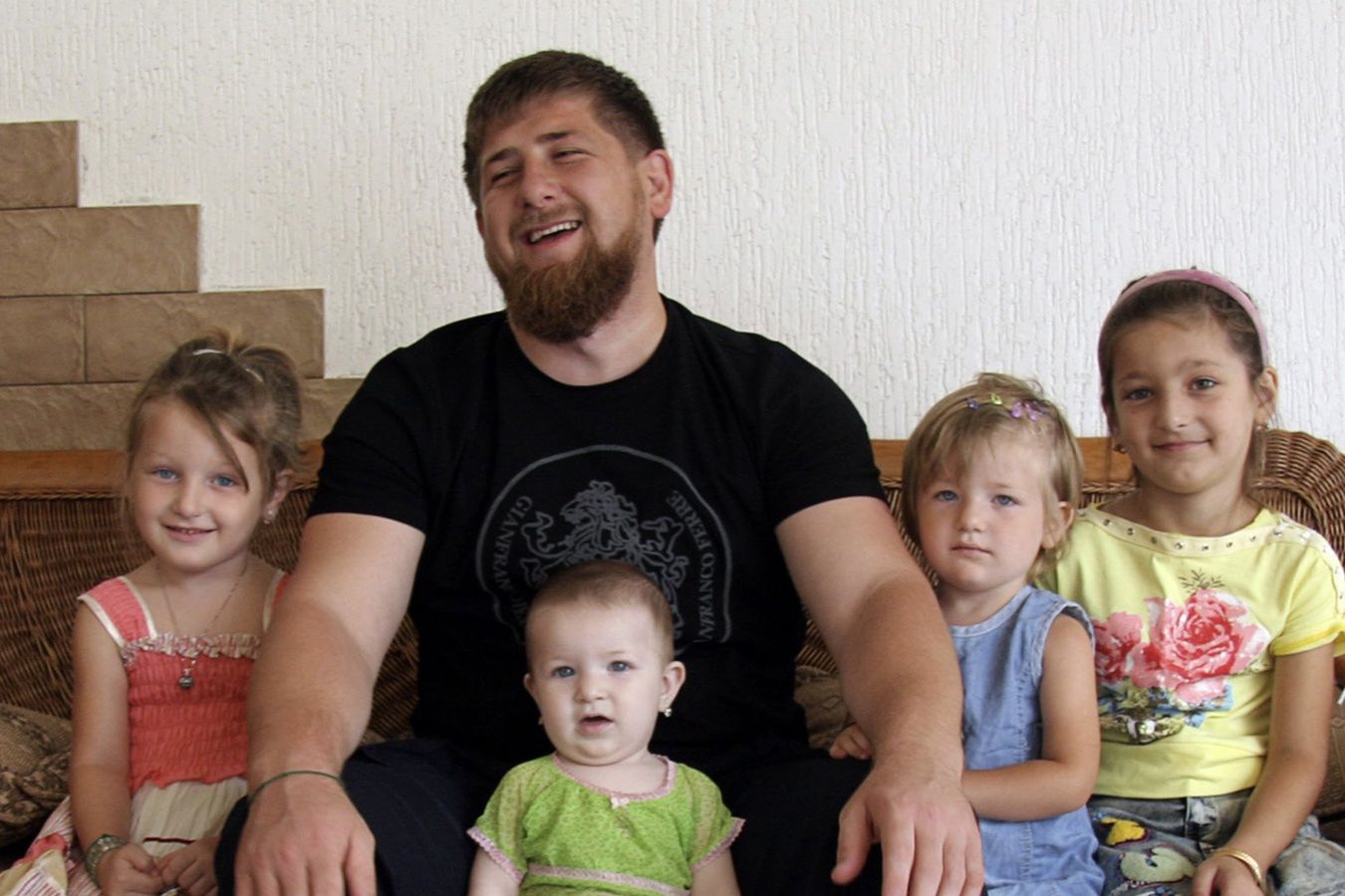 Czym zajmują się potomkowie Kadyrowa? Lider Czeczenii ma 12 dzieci