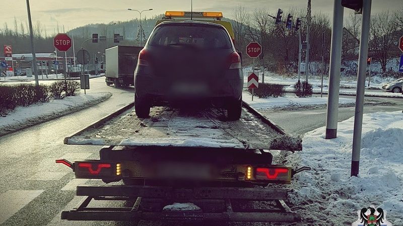 Samochód na lawecie - zdjęcie ilustracyjne