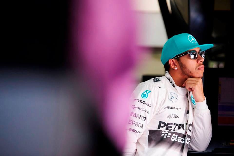 Lewis będzie miał o czym myśleć. Zaczął tuż po wyścigu, a jeszcze przed wejściem na podium
