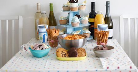 Przekąski na urodziny. 10 pomysłów na urodzinowe menu