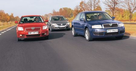 Skoda Superb kontra Toyota Avensis i VW Passat