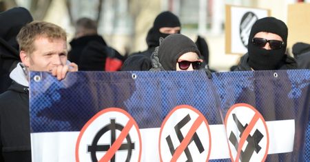 Marsz antyfaszystów przeszedł przez Warszawę. Niektórzy szli z zasłoniętymi twarzami