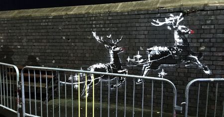 Świąteczny mural Banksy'ego porusza temat bezdomności