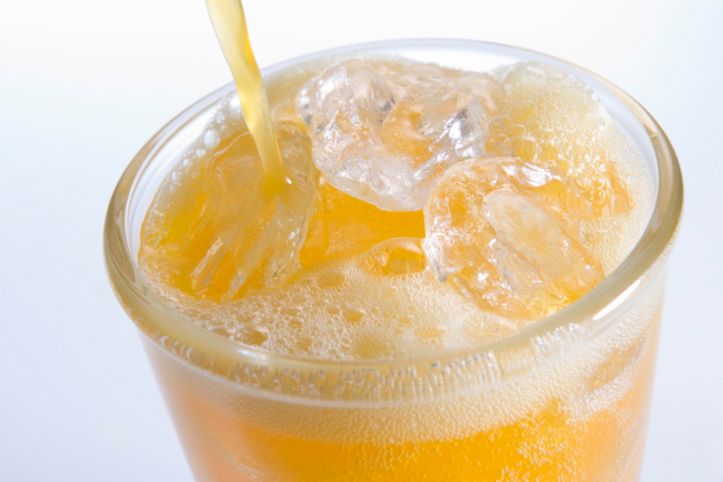 Zimne napoje do gorących posiłków - czy to niezdrowe?
