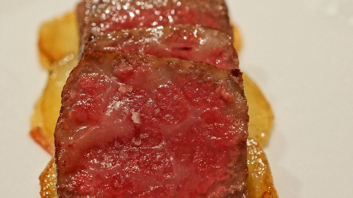 Opiekany rostbef wołowy (mięso i tłuszcz, II klasa mięsa)