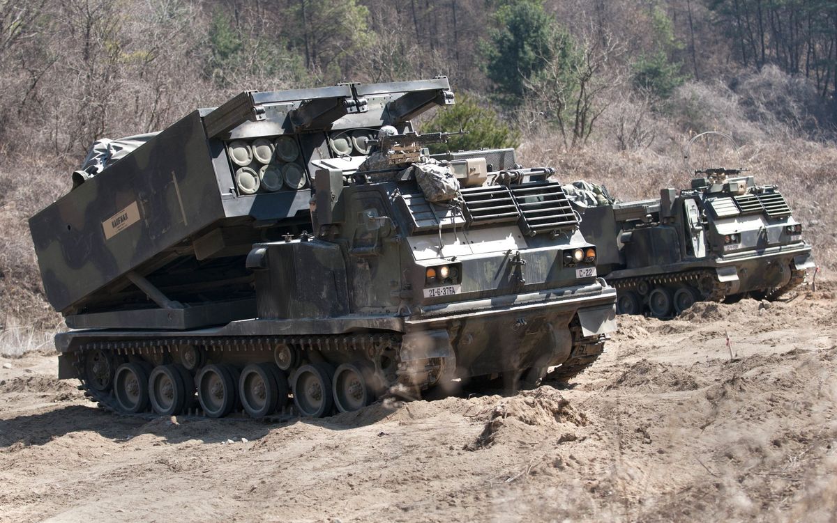 Amerykanie podjęli decyzję o przekazaniu Ukrainie systemów rakietowych rodziny gąsienicowych M270 MLRS oraz kołowych M142 HIMARS. 