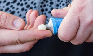 Nałóż trochę pod oczy. Po workach i sińcach nie będzie śladu