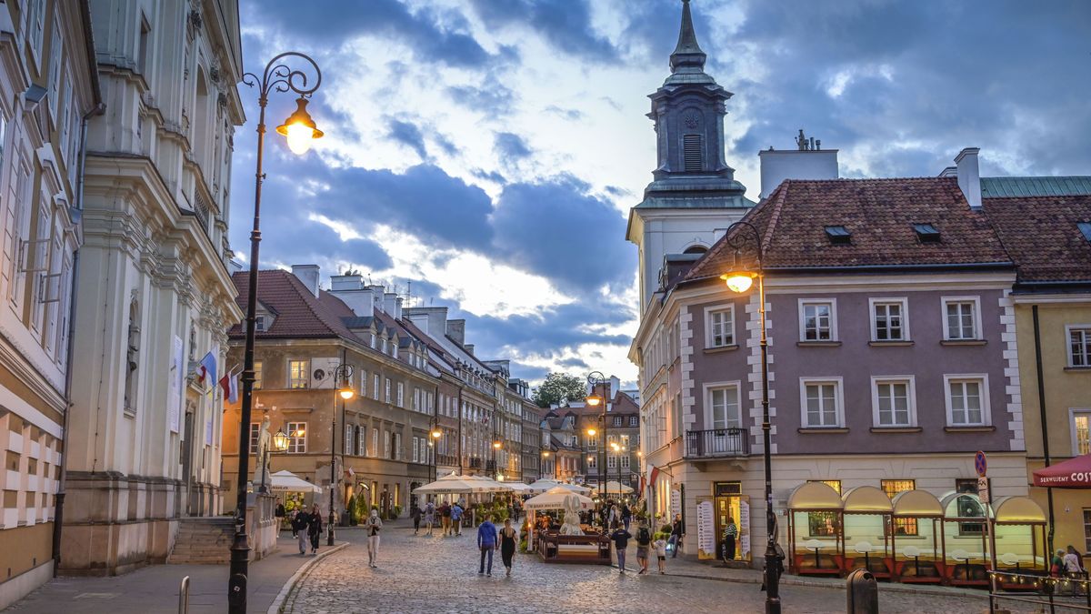 Street scene, restaurants, Freta, historic New Town Nowe Miasta, Warsaw, Masovian Voivodeship, Poland. (Photo by: Bildagentur-online/Schoening/Universal Images Group via Getty Images)