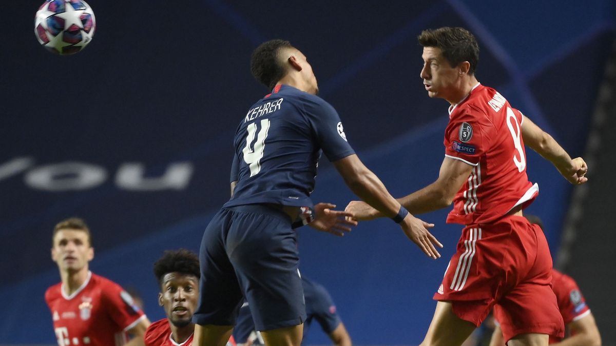 epa08620694 Robert Lewandowski (R) of Bayern goes for a header during the UEFA Champions League final between Paris Saint-Germain and Bayern Munich in Lisbon, Portugal, 23 August 2020.  EPA/Lluis Gene / POOL 
Dostawca: PAP/EPA.
