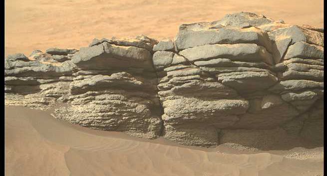 Łazik znalazł wulkaniczne skały na terenie marsjańskiego krateru Jezero